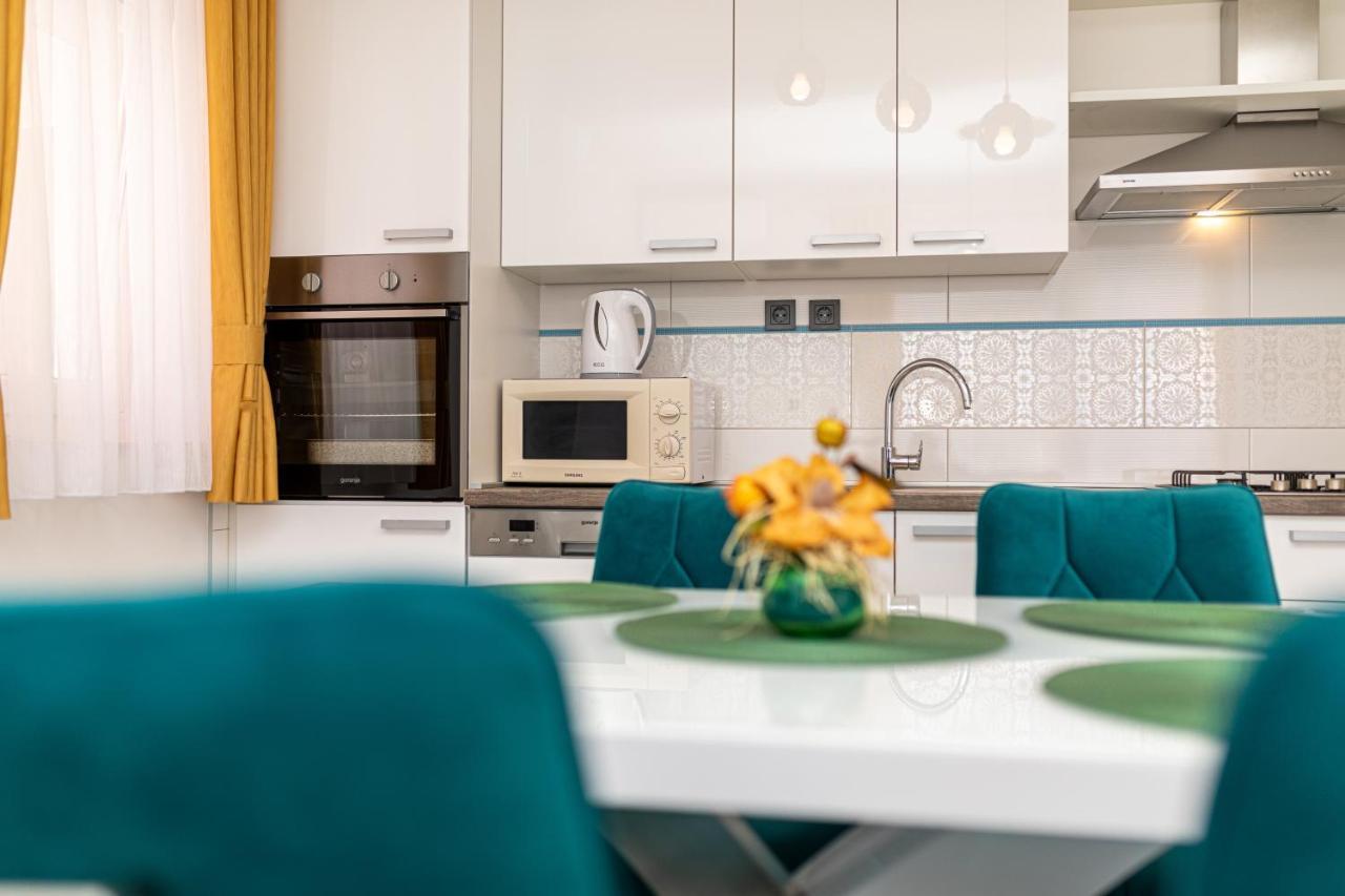 1 Paola Apartment *